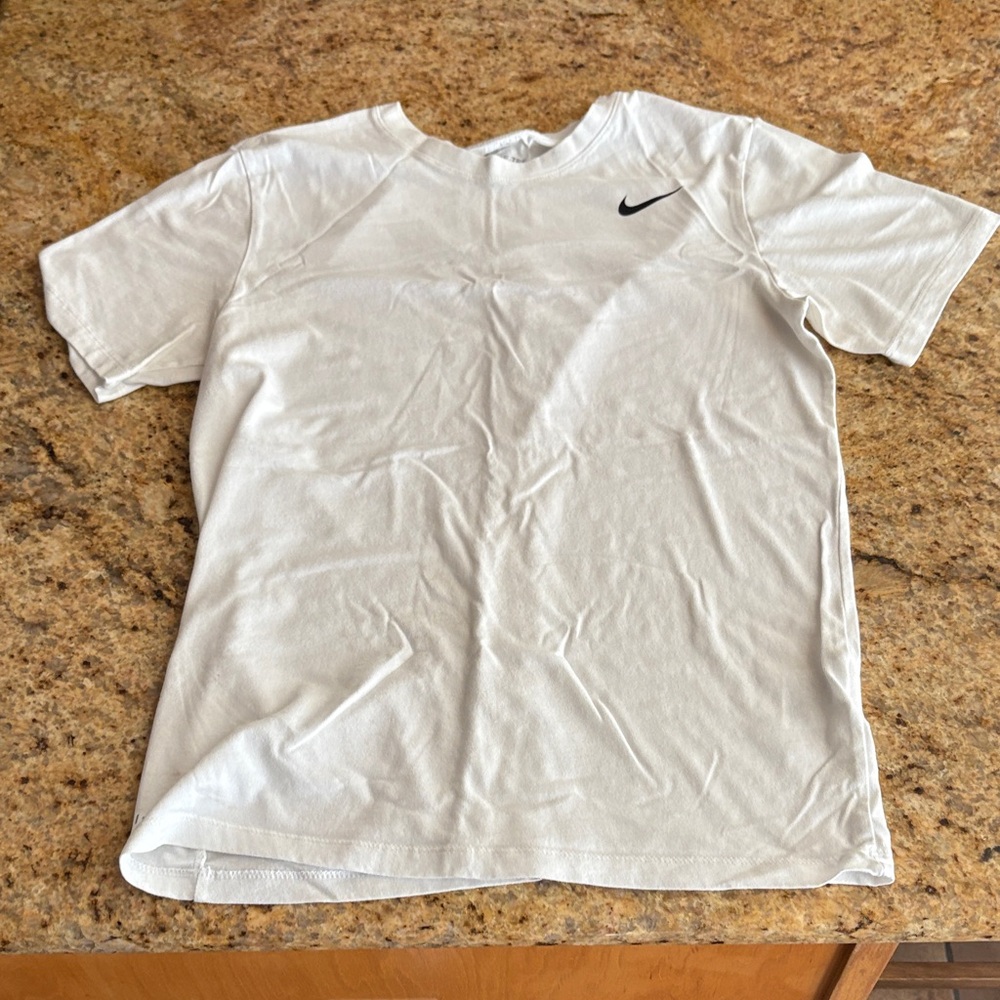 Nike Men's Light Gray Short Sleeve Tee
